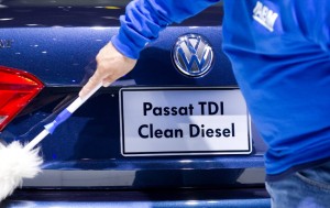 ARCHIV - ILLUSTRATION - Ein VW Passat TDI Clean Diesel wird am 09.01.2012 bei der North American International Autoshow (NAIAS) im US-amerikanischen Detroit auf dem Messestand von Volkswagen gesäubert. Volkswagen drohen in den USA aufgrund angeblicher Verstöße gegen das Klimaschutzgesetz «Clean Air Act» hohe Bußgelder. Foto: Friso Gentsch/dpa (Redaktioneller Hinweis: Bei dem gezeigten Modell handelt es sich nicht um ein Modell, welches in der dpa-Zusammenfassung erwähnt wird) (zu dpa «Verstoß gegen Klimaschutzregeln? USA drohen VW mit hoher Strafe» vom 19.09.2015) +++(c) dpa - Bildfunk+++